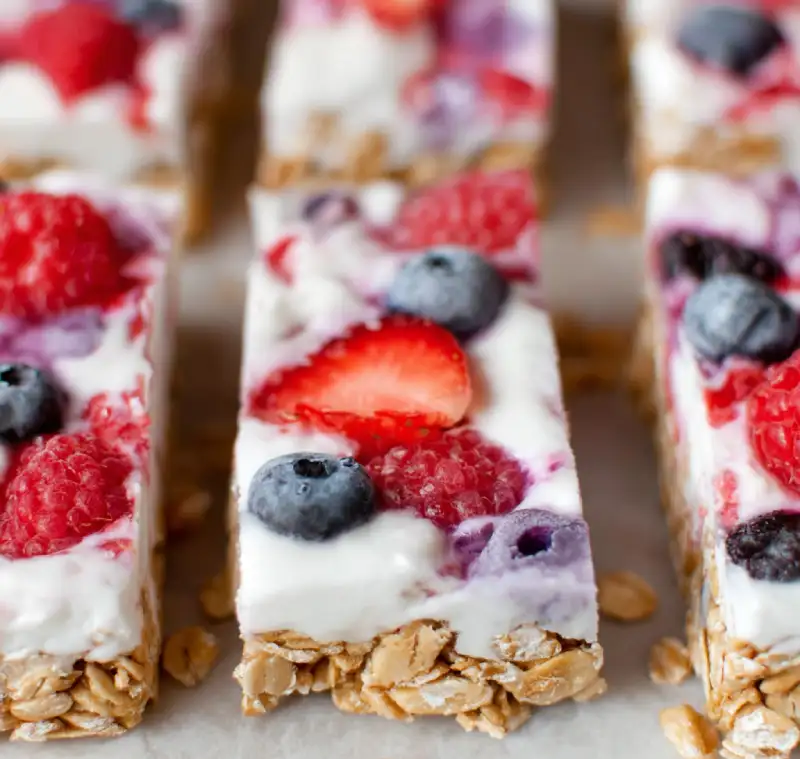 No-Bake Frozen Yogurt Berry Granola Bars: Delicious Recipe